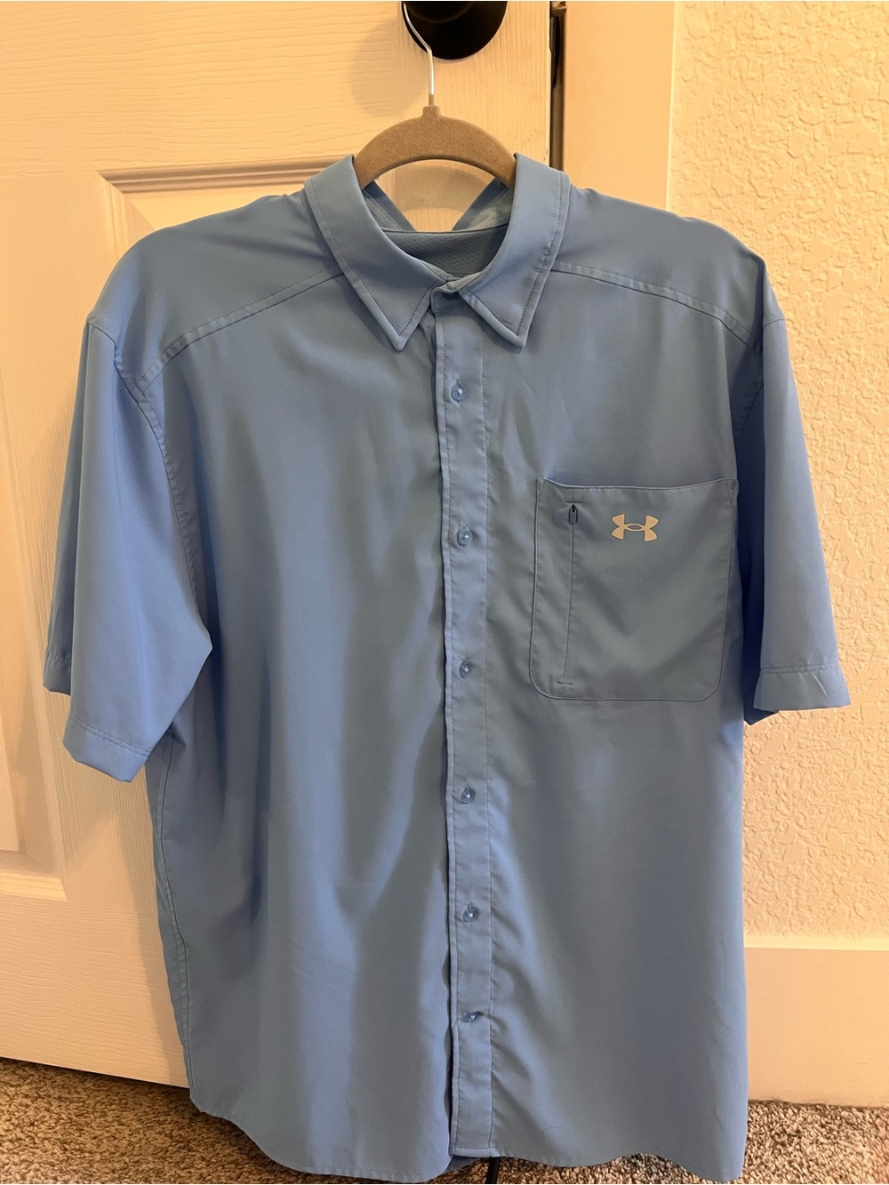 Under Armour Men’s Light Sky Blue Short-Sleeve Button-Up Shirt